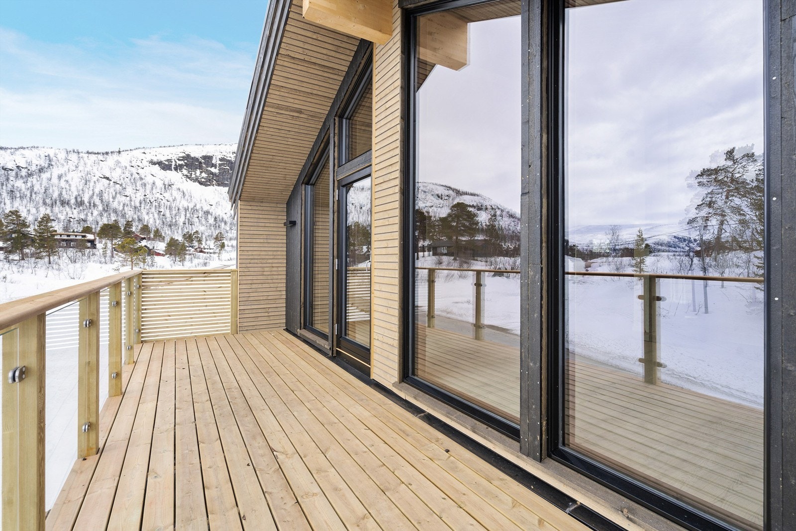 Solrik veranda med utsikt. Galleribilde