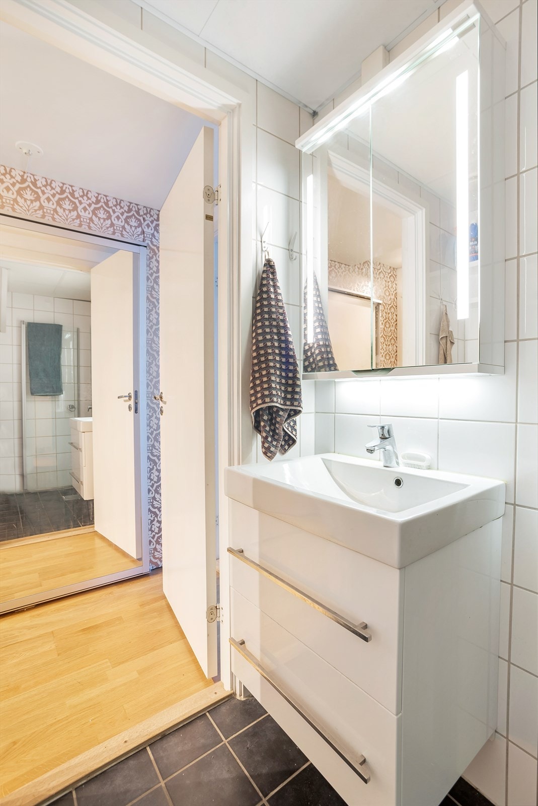 Nedfelt servant med skuffer Galleribilde