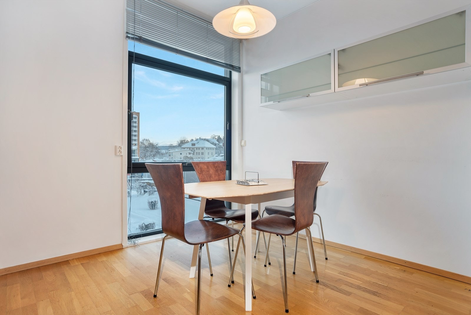 Kjøkken har plass til spisebord Galleribilde