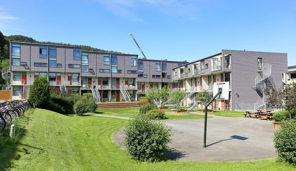 Fasade sommers tid med tun Galleribilde