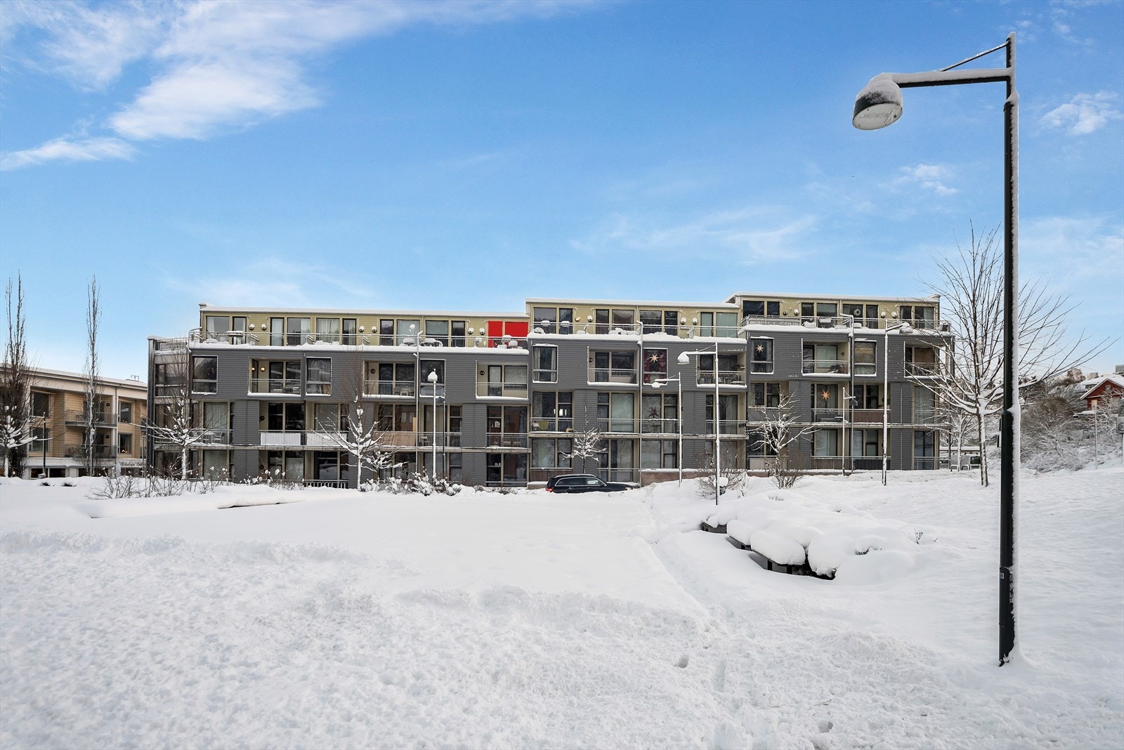 Dette er fasaden hvor du ser terrassen (det røde merket) Galleribilde