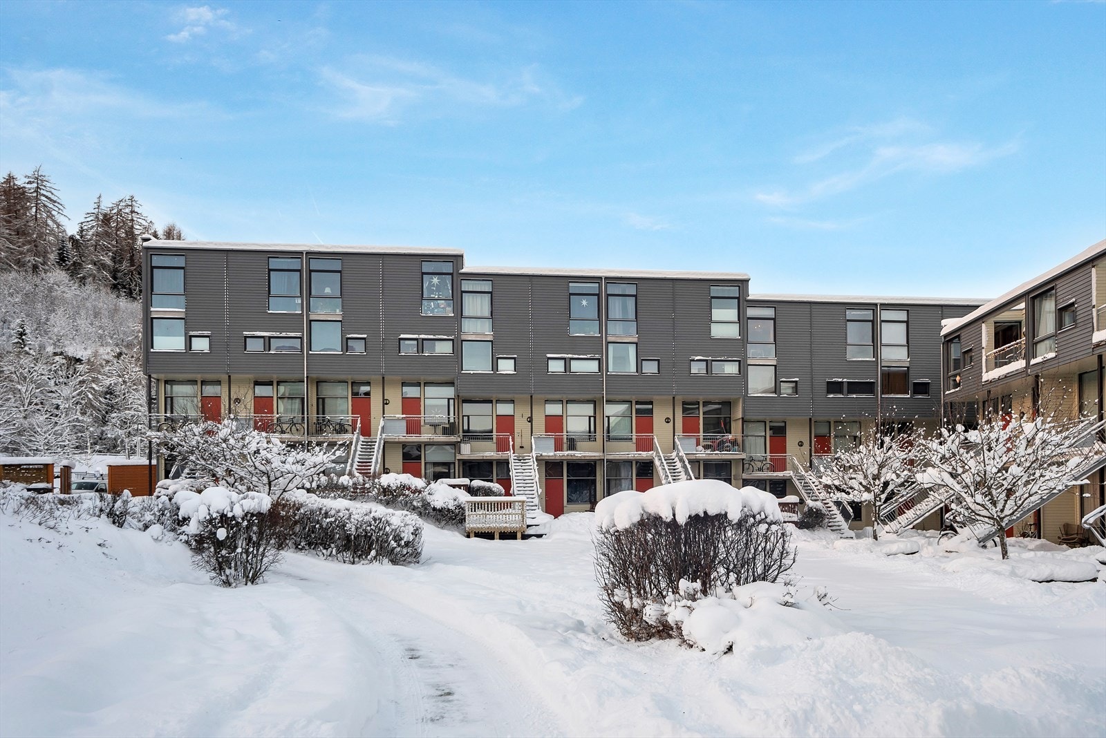 Fasade med tun Galleribilde
