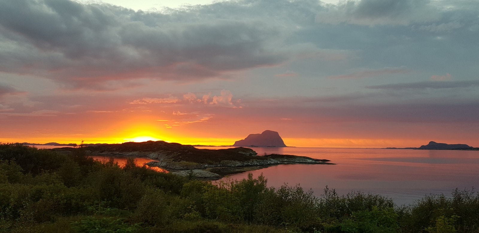 Fjellet Alden i solnedgang (vest), Bildet er tatt fra Lammetun Kystfort ikke langt fra hyttefeltet Galleribilde
