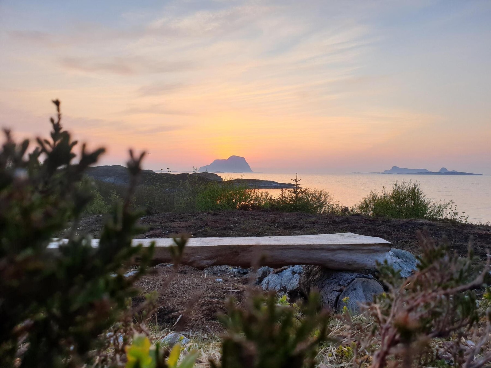 Landskapet på Lammetun består av lyngheier og svaberg. Fint turterreng, mange steder rundt om på øya er det plassert benker der man kan sitte og nyte utsikten. Galleribilde