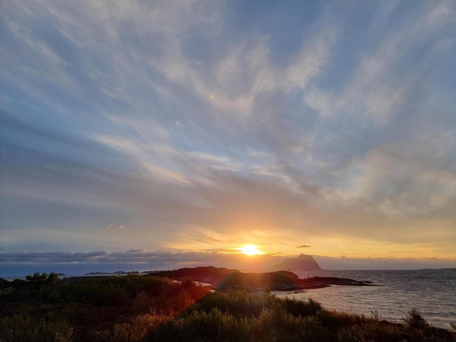 Bilde av solnedgangen, tatt mot vest. Fjellet ytterst i havgapet heter Alden. Som er ettertraktet når det kommer til fjellturer. Galleribilde