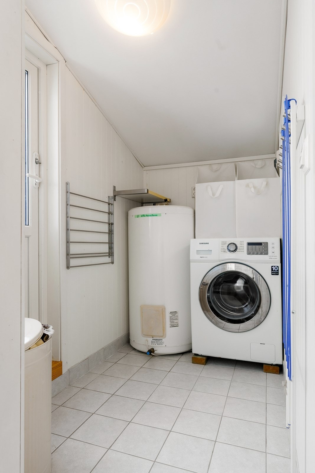 Eget vaskerom tilknyttet badet. Fra vaskerommet er det utgang til terrassen. Galleribilde
