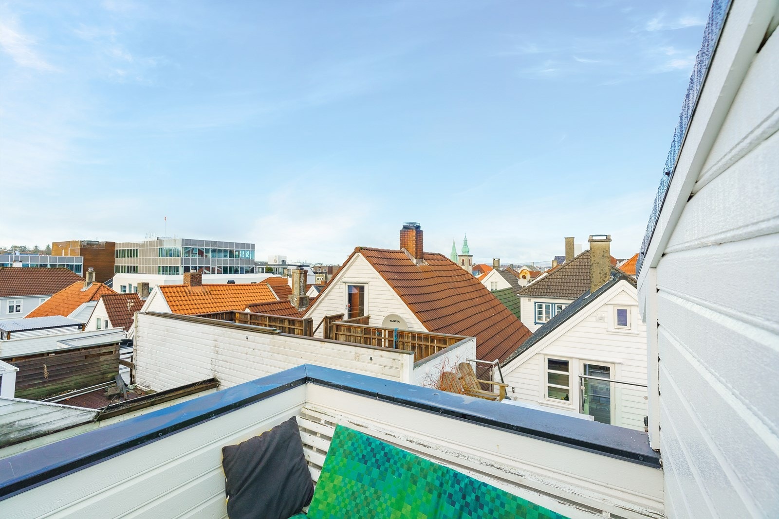 Kjekk terrasse med nydelig utsikt og gode solforhold! Galleribilde