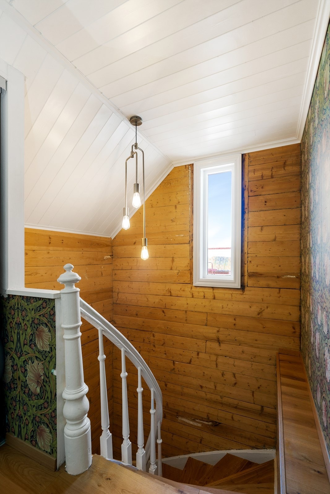 Romslig entre. Til høyre når man kommer opp er det nyere, stor skyvedørsgarderobe. Galleribilde