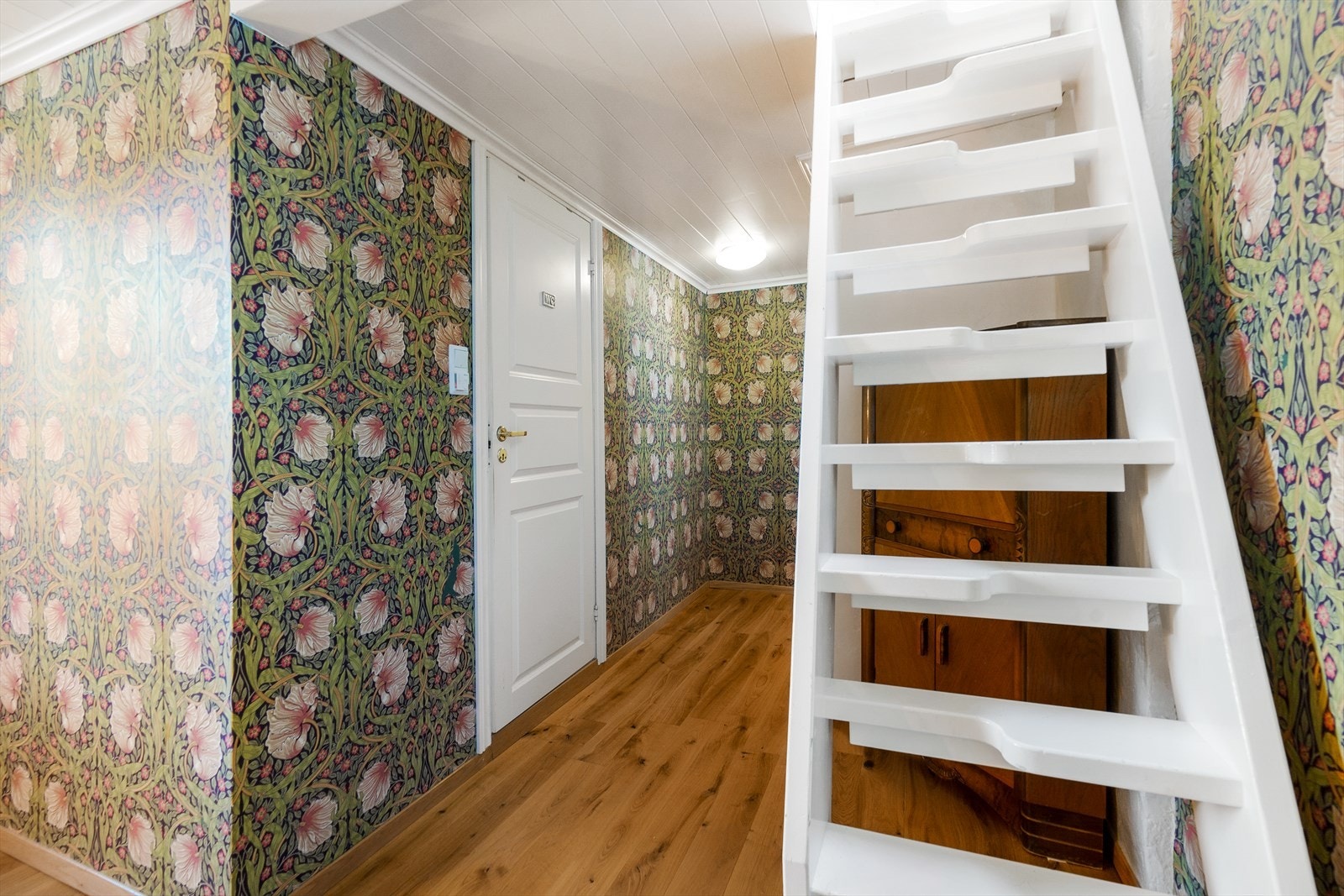 Gang tilknyttet bad, soverom og oppgang til loft. Det er også stor skyvedørgarderobe i gangen. Galleribilde
