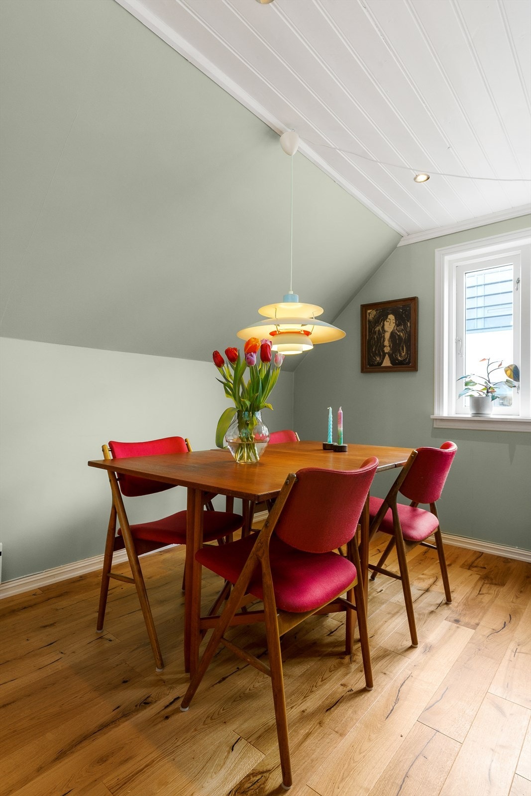 I stuen er det god plass til stort spisebord Galleribilde