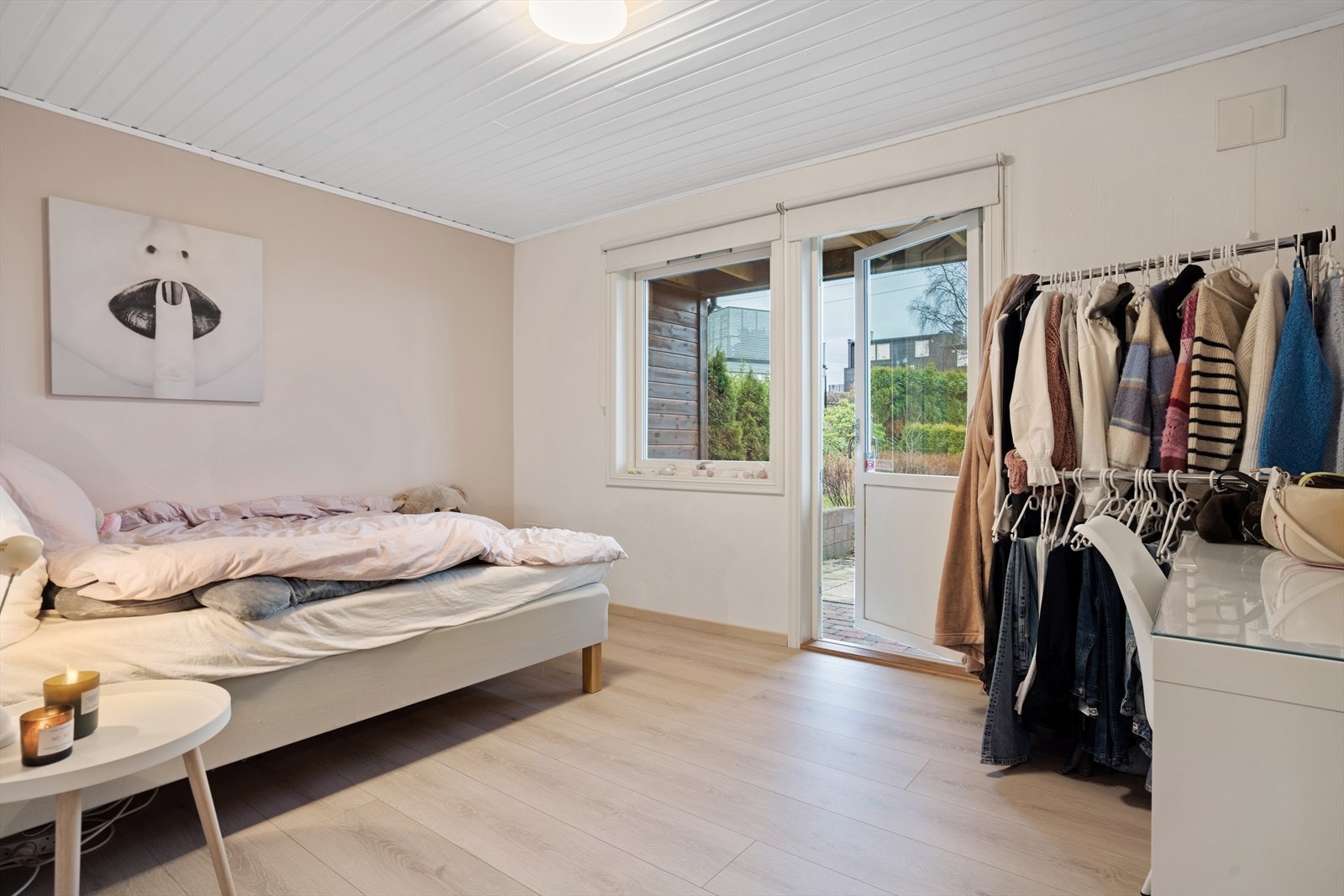 Hovedsoverom med utgang til hage Galleribilde