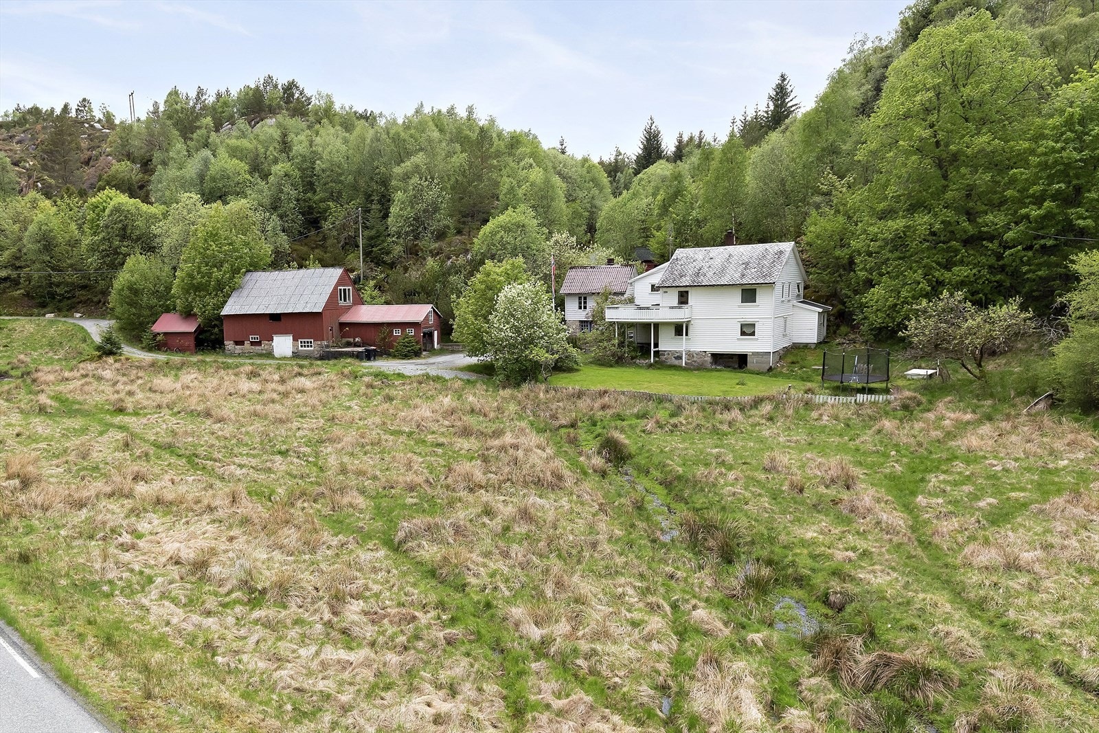 002_Innholdsrik eiendom med bolighus med utleiedel, en eldre løe, garasje, lagringshus, kårhus, garasje og røykehus. Flere av disse byggene har behov for rehabilitering evt. riving..jpg Galleribilde