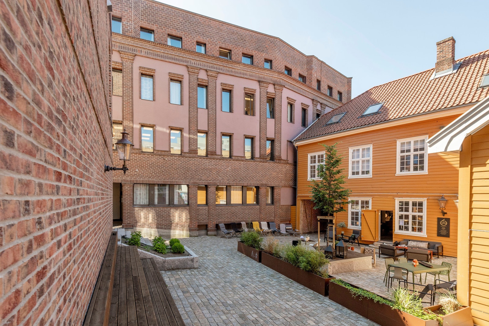 Lokalet har vinduer i 1. etasje ut mot naboens bakgård. Galleribilde