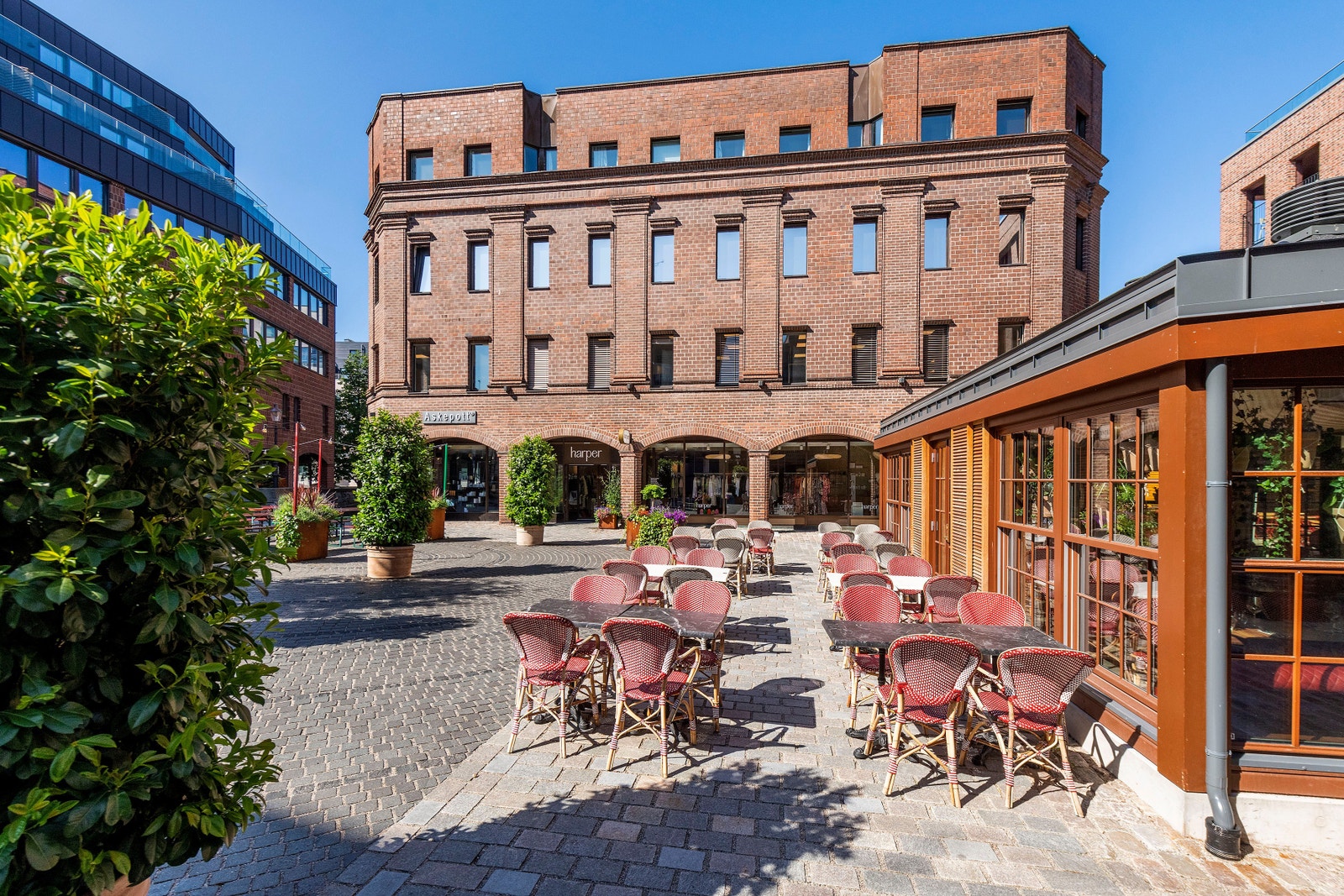 Karlandergården har flott beliggenhet, og er et av byggene som omkranser Nygaardsplassen. Galleribilde