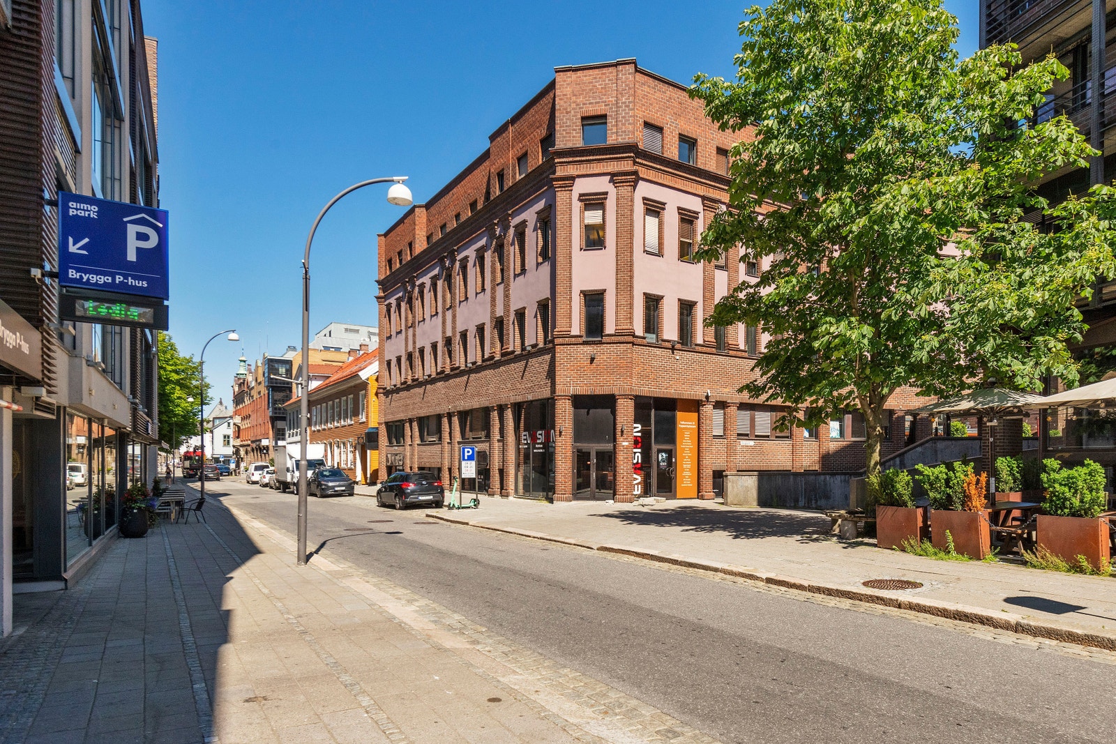 Lokalene har vinduer i lav 2. etasje ut mot Storgata. Galleribilde