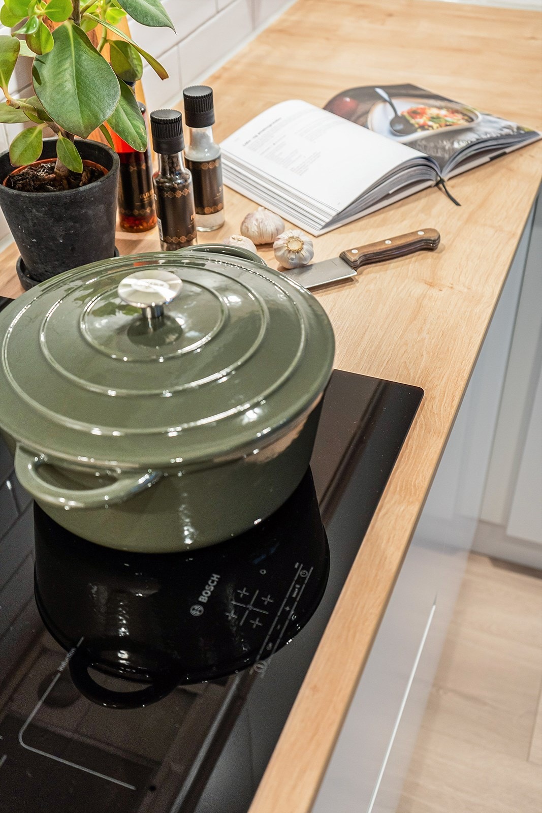 Bosch platetopp, som er nedfelt i benkeplaten. Galleribilde