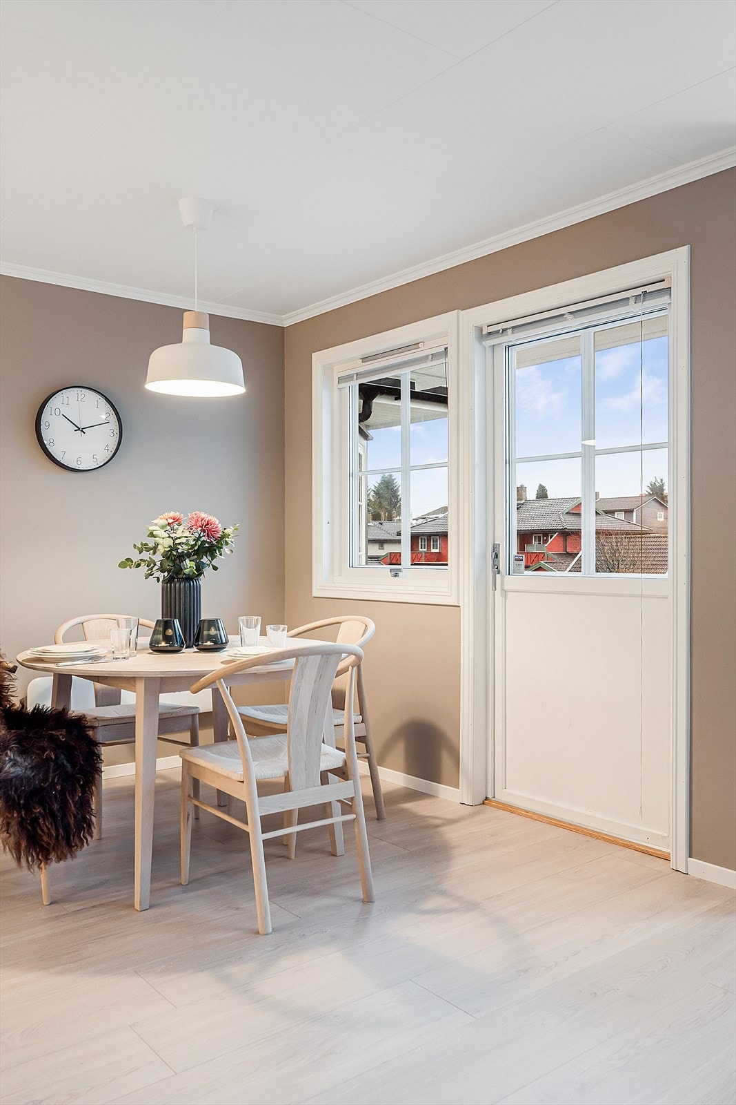 Fra stuen er det utgang til en herlig og solrik terrasse, her kan man nyte ettermiddagssolen på varme dager. Galleribilde