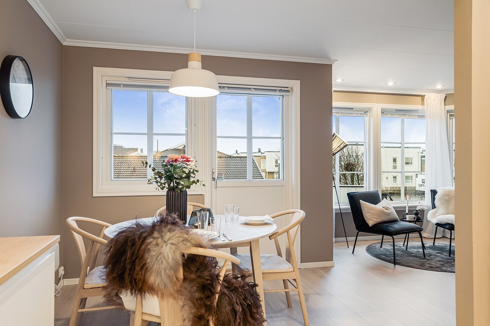 Delvis åpen løsning mot stuen. God plass til spisebord med stoler. Galleribilde