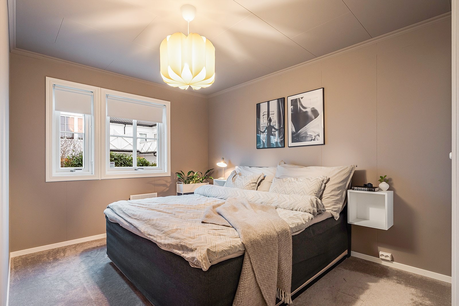 Hovedsoverom med plass til dobbeltseng og nattbord. Det er montert garderobeskap. Tepper på gulv. Galleribilde