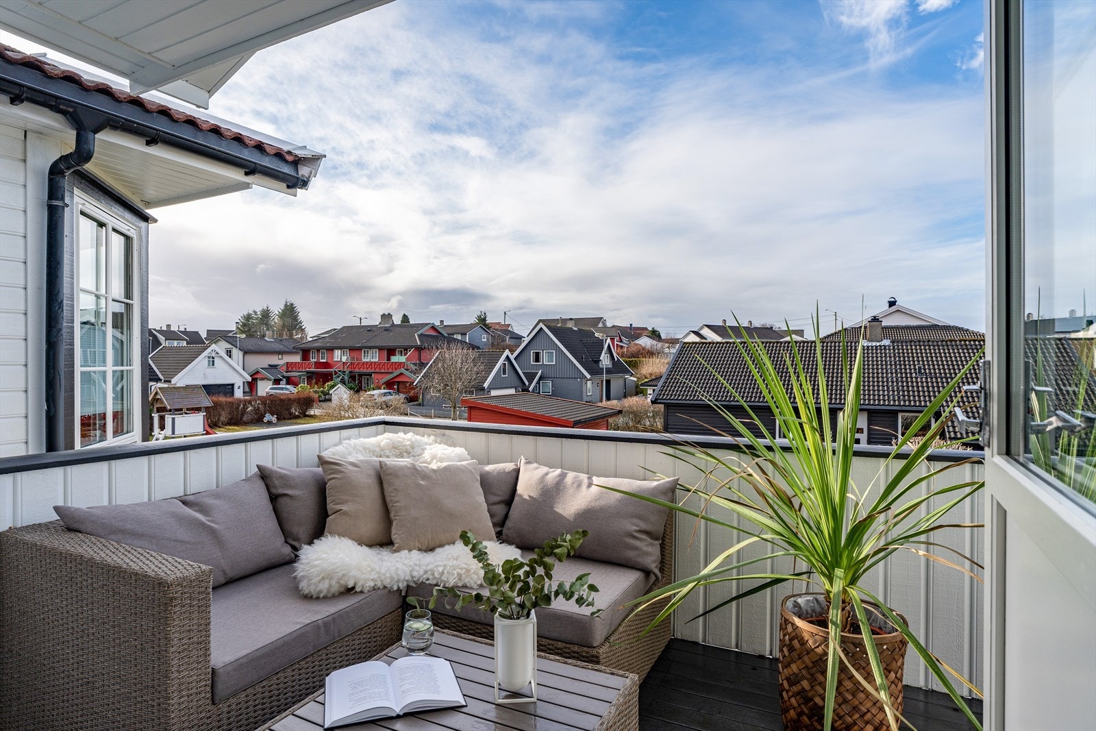 Solrik og romslig terrasse med god plass til utemøbler. Galleribilde