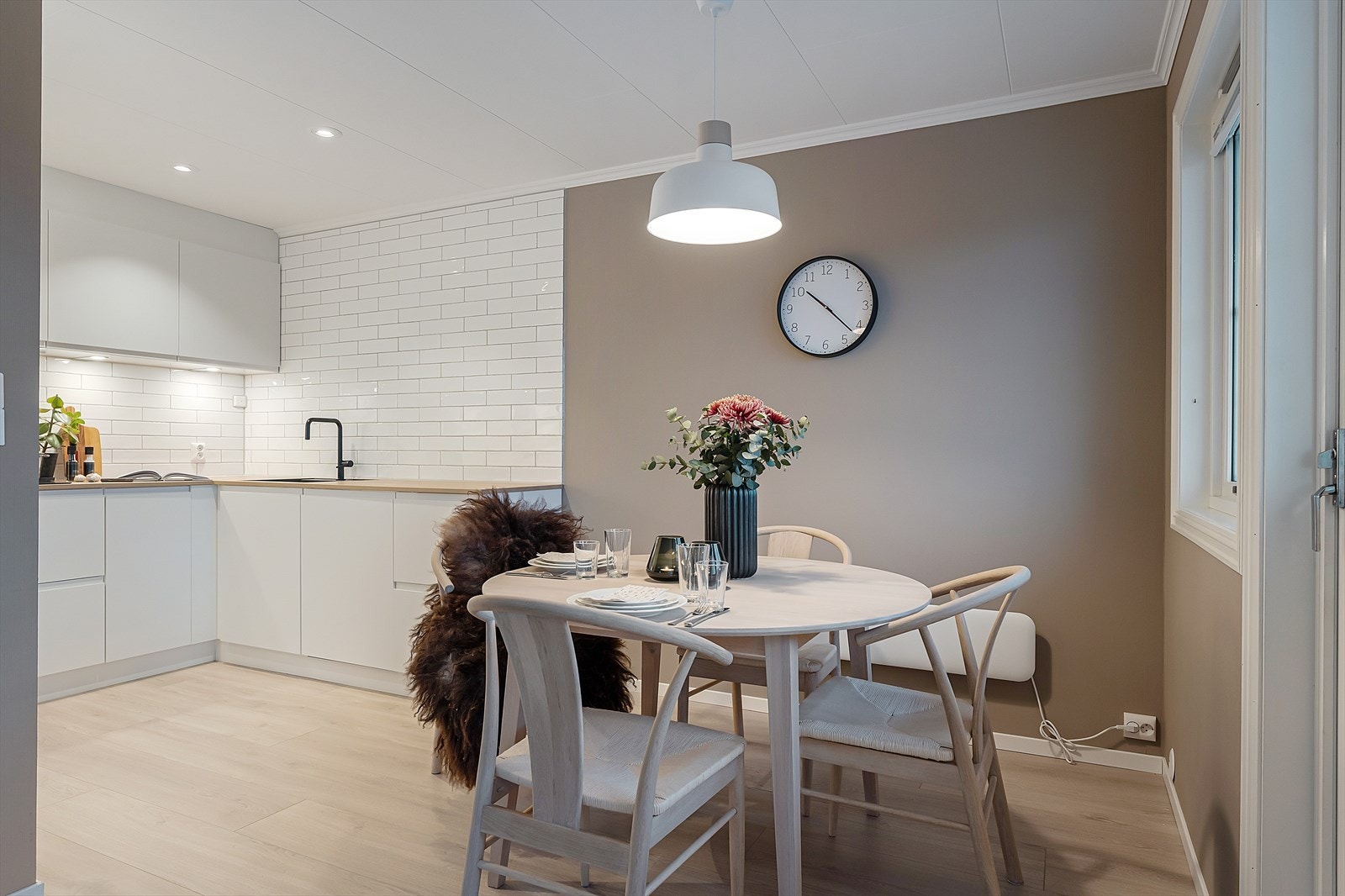 Nydelig kjøkken i lys utførelse fra Kvik, med integrerte hvitevarer som komfyr, platetopp, kjøleskap/frys og oppvaskmaskin. Galleribilde