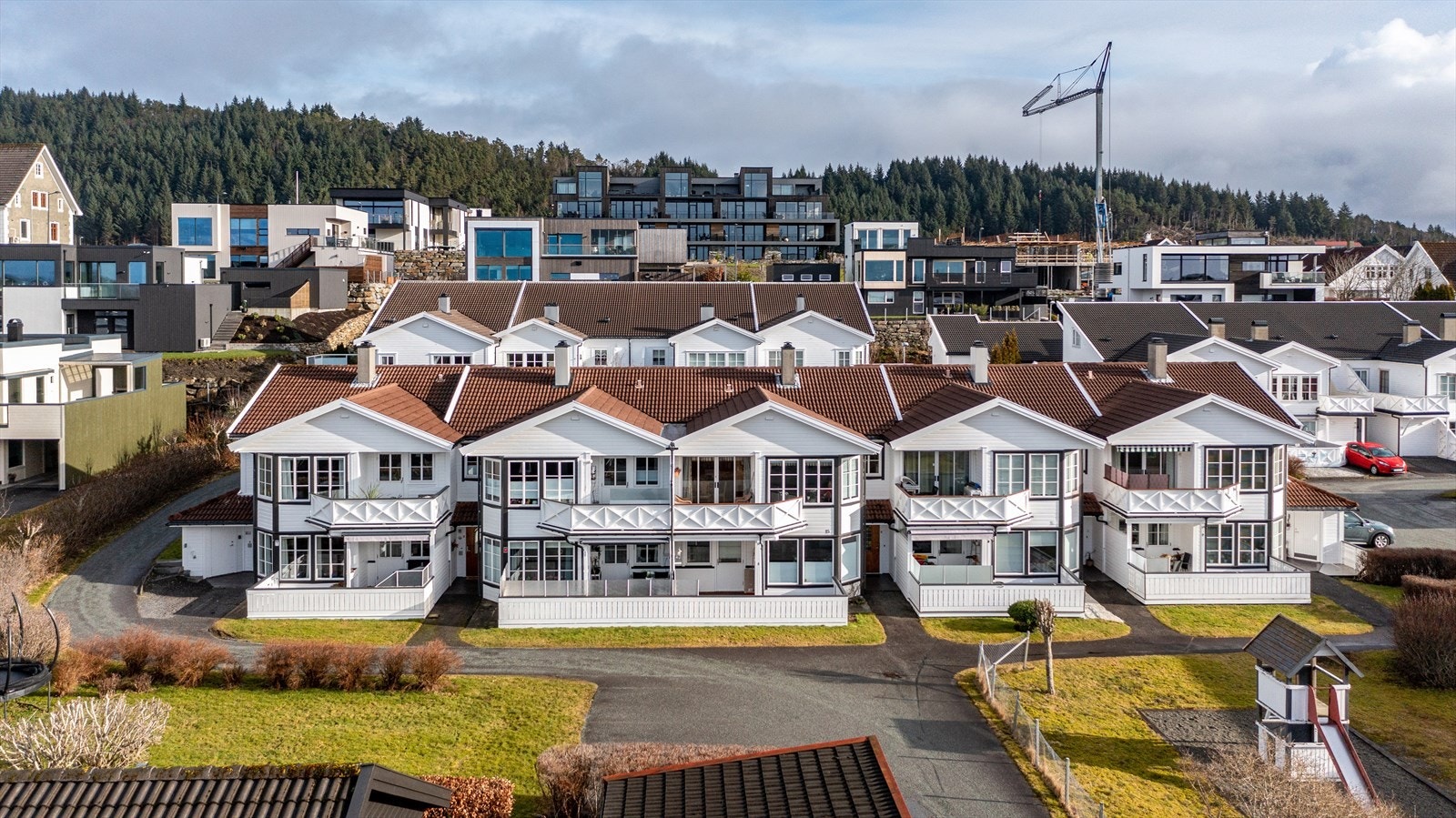 Det er også nærhet og trygg skolevei til Rossabø skole (1-7 klasse), samt flere barnehager (Rossabø FUS). Galleribilde