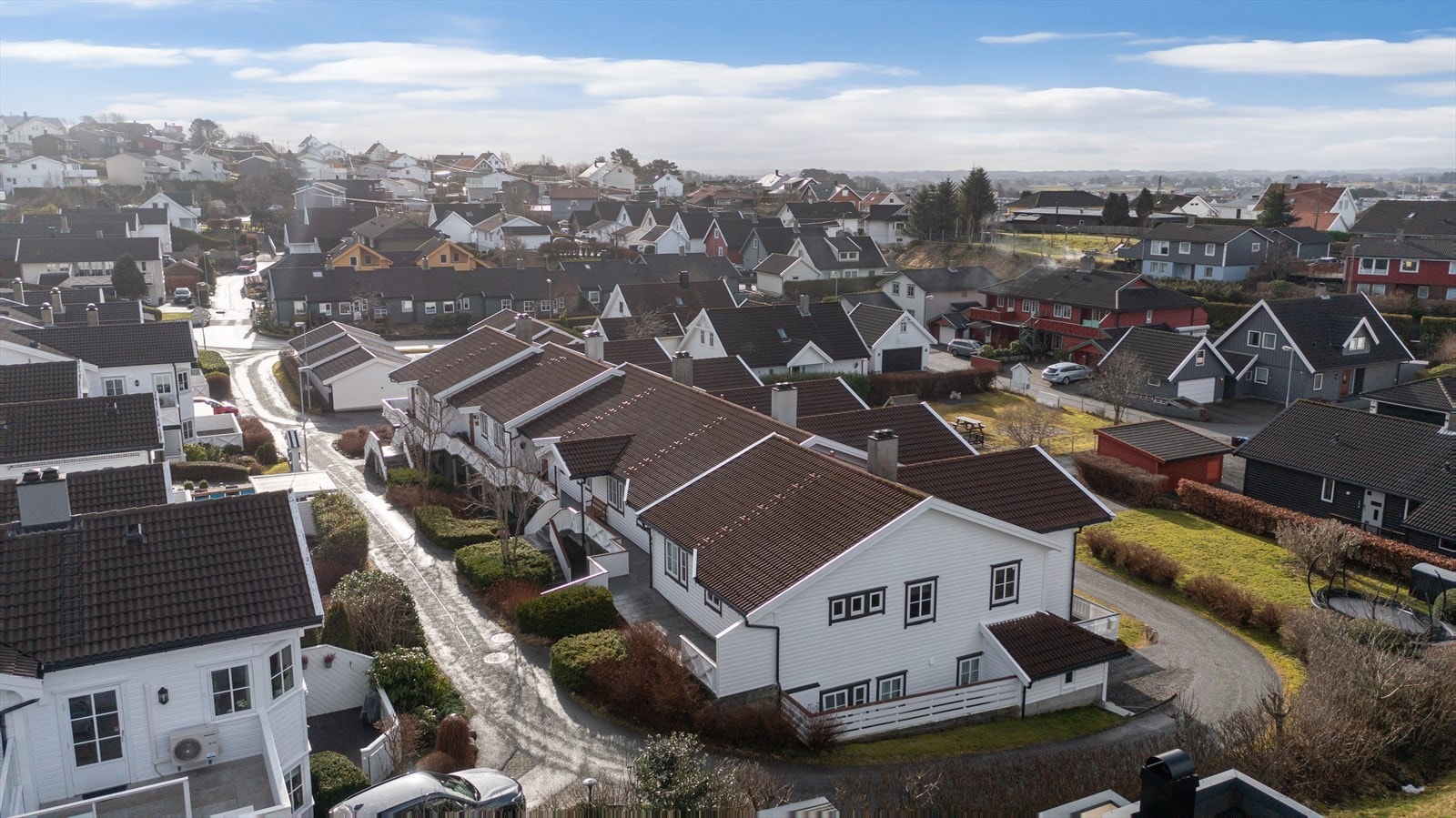 Fra boligen er det behagelig gang- og sykkelavstand til alle fasilitetene i sentrum, treningssentre, Plantasjen og bussholdeplass. Galleribilde