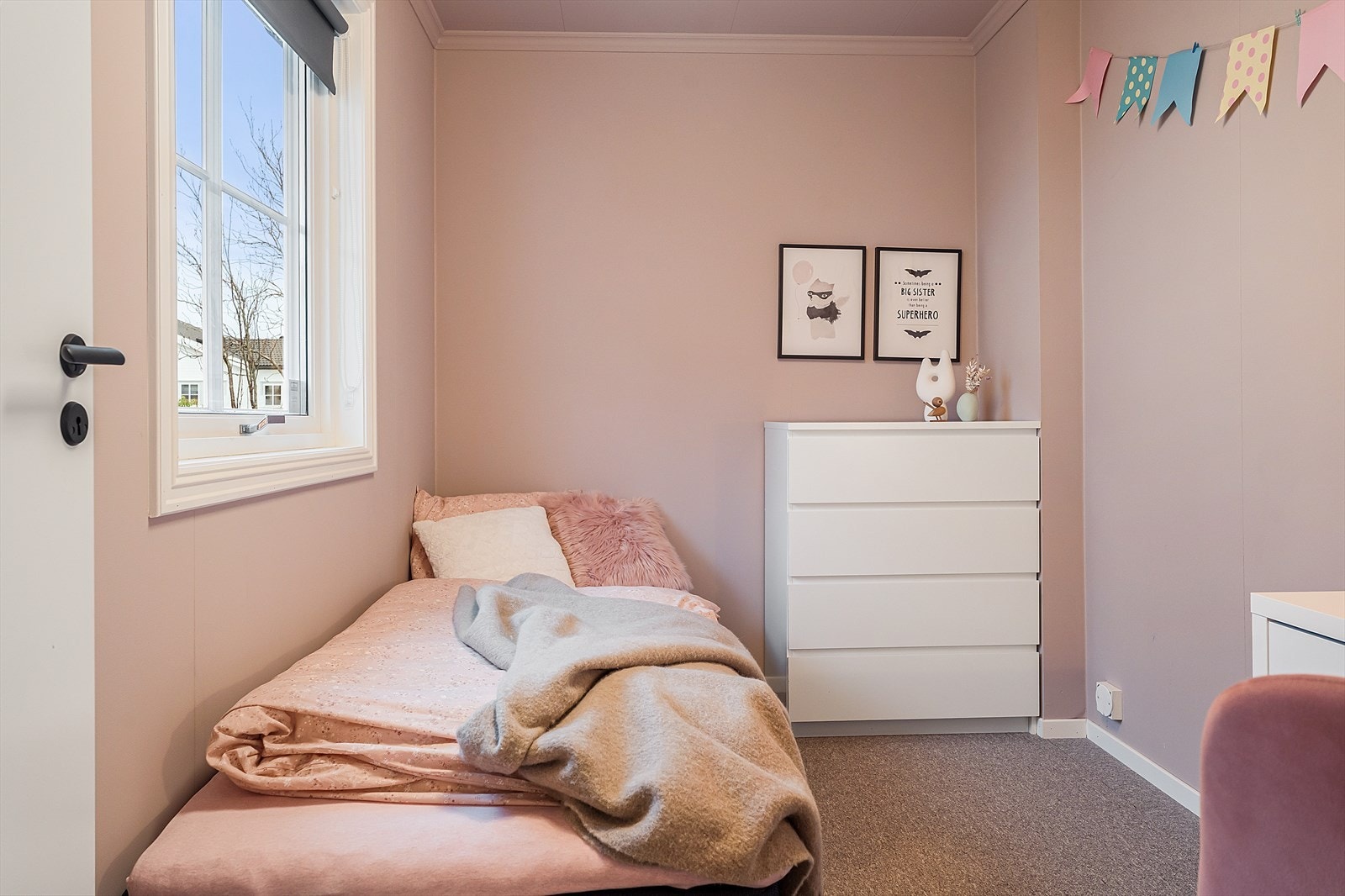 Soverom 3 har plass til seng og skrivebord. Galleribilde