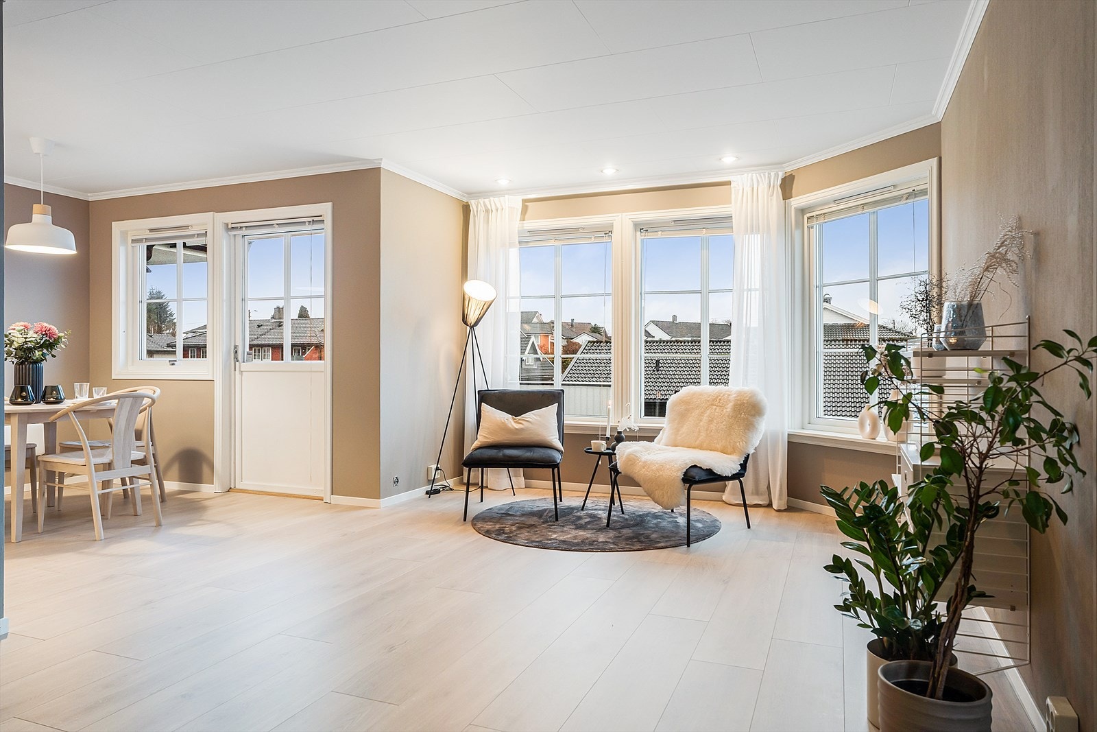 Store vindusflater som slipper inn rikelig med naturlig dagslys. Galleribilde