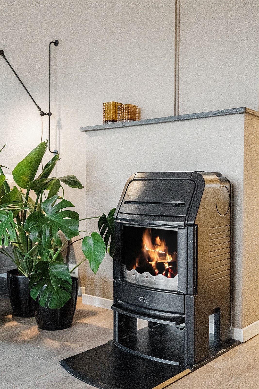 Det er montert vedovn som varmer godt på kalde dager. Galleribilde