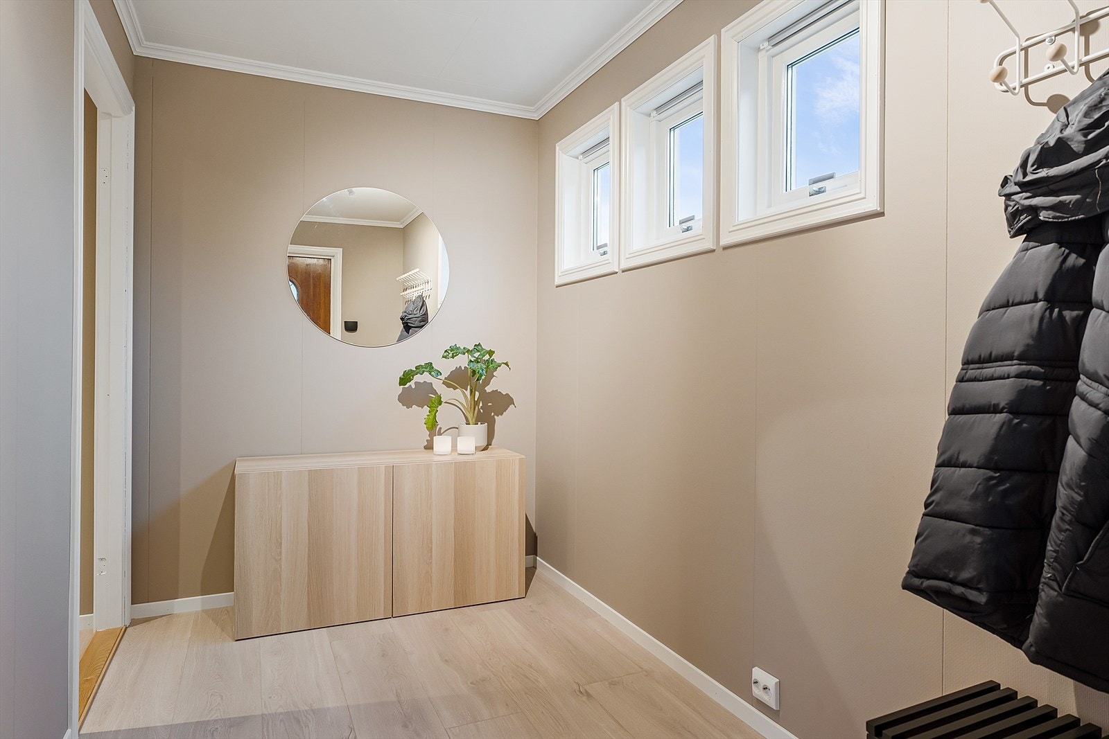 Innbydende entrè med god plass til yttertøy. Galleribilde