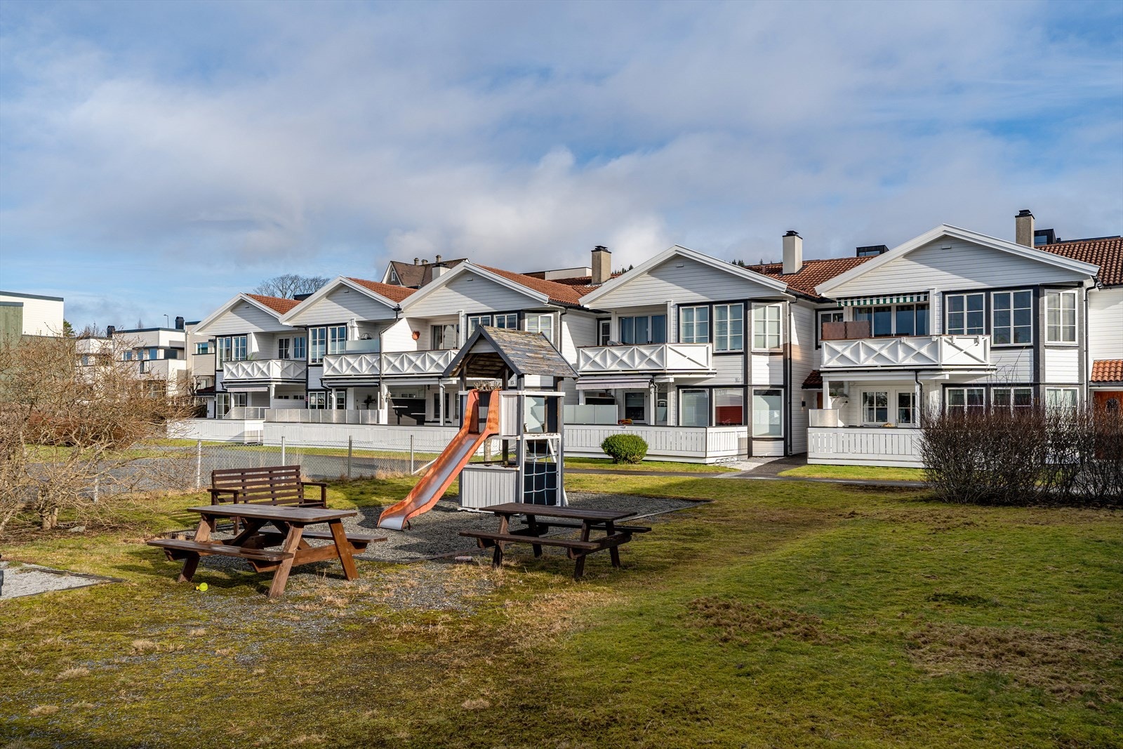 Det er flere lekeplasser i området samt kort vei til Hemningstadbakken, perfekt akebakke på vinterstid. Galleribilde