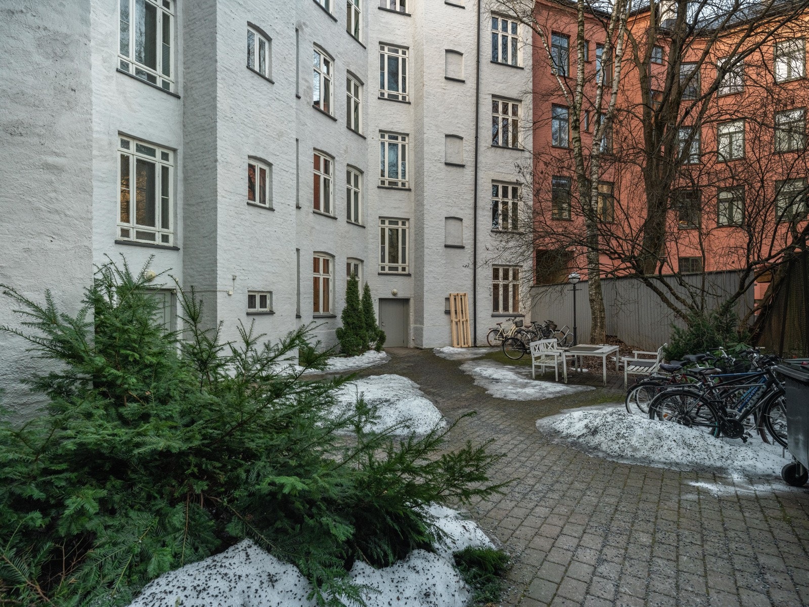 Gårdsrommet er veldholdt og pent - og enda penere om sommeren! Galleribilde