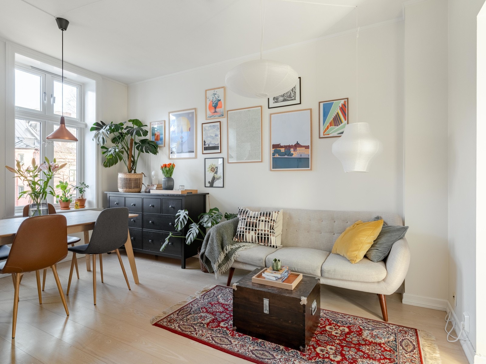 Dette er en nydelig 2-roms, med takhøyde og store vinduer. Galleribilde