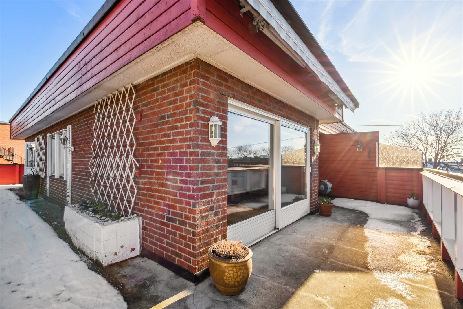 Det er utgang både fra leilighetens stue og soverom. Her kan du boltre deg på toppen av Oslo, kun et steinkast fra attraktive Solli Plass. Galleribilde