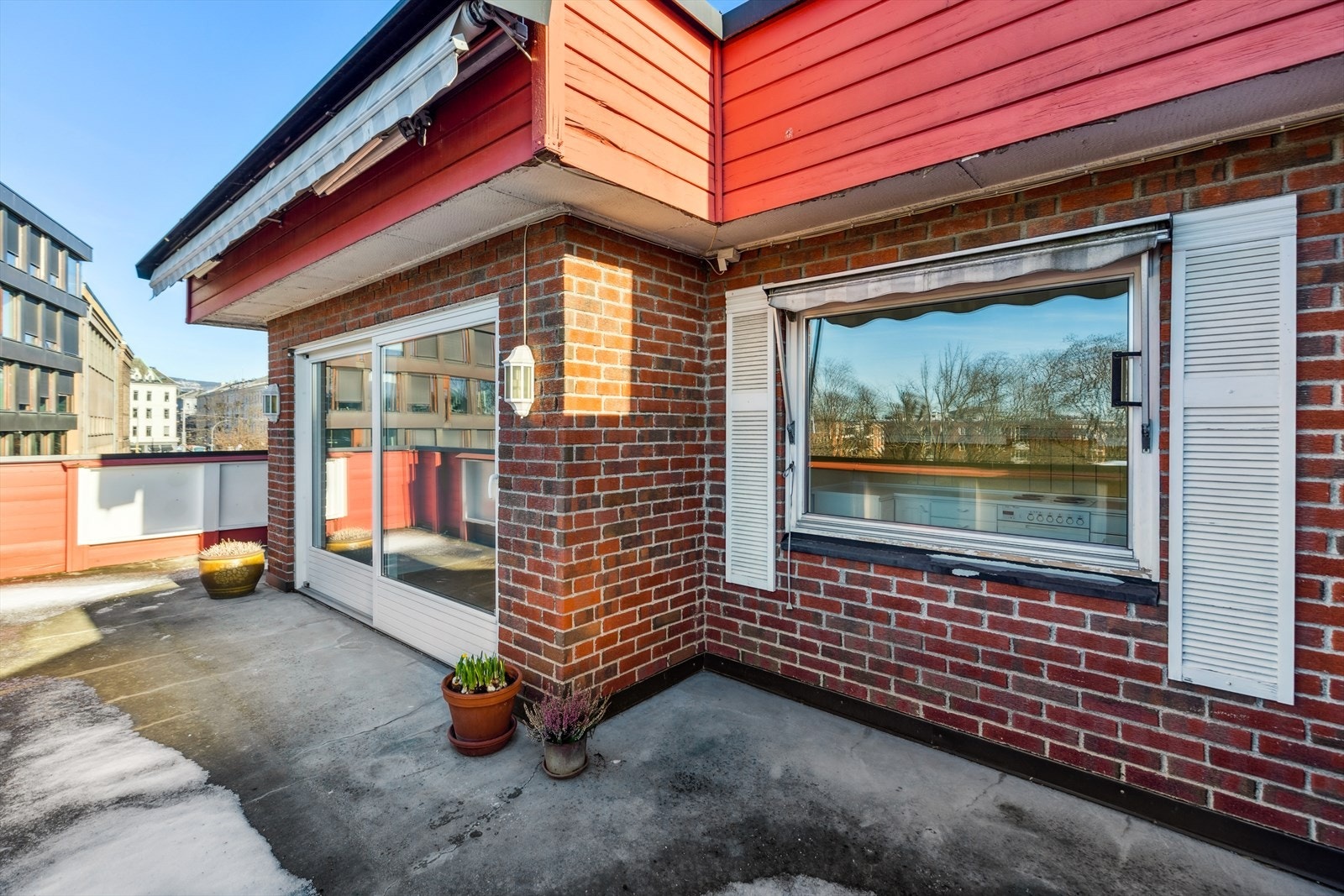 Bygget er fra 1937, med den 5. etasjen er etablert i 1986. Det vil si at hele leiligheten var ny i 1986. Galleribilde