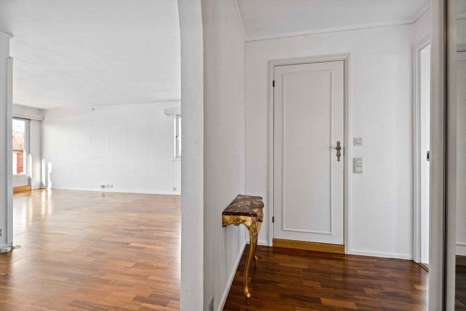 Fra entrèn er det direkte adkomst til den åpne stue- og kjøkkenløsningen. Galleribilde