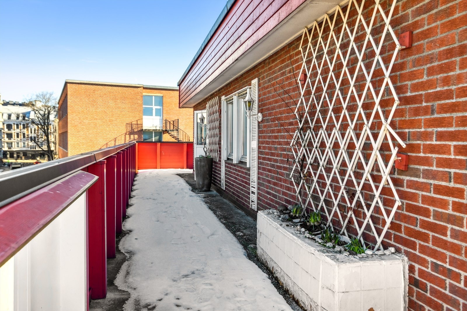 Terrassen får et ekstra luftig og skjermet preg fordi den ligger tilbaketrukket, i byggets 5. etg. Galleribilde