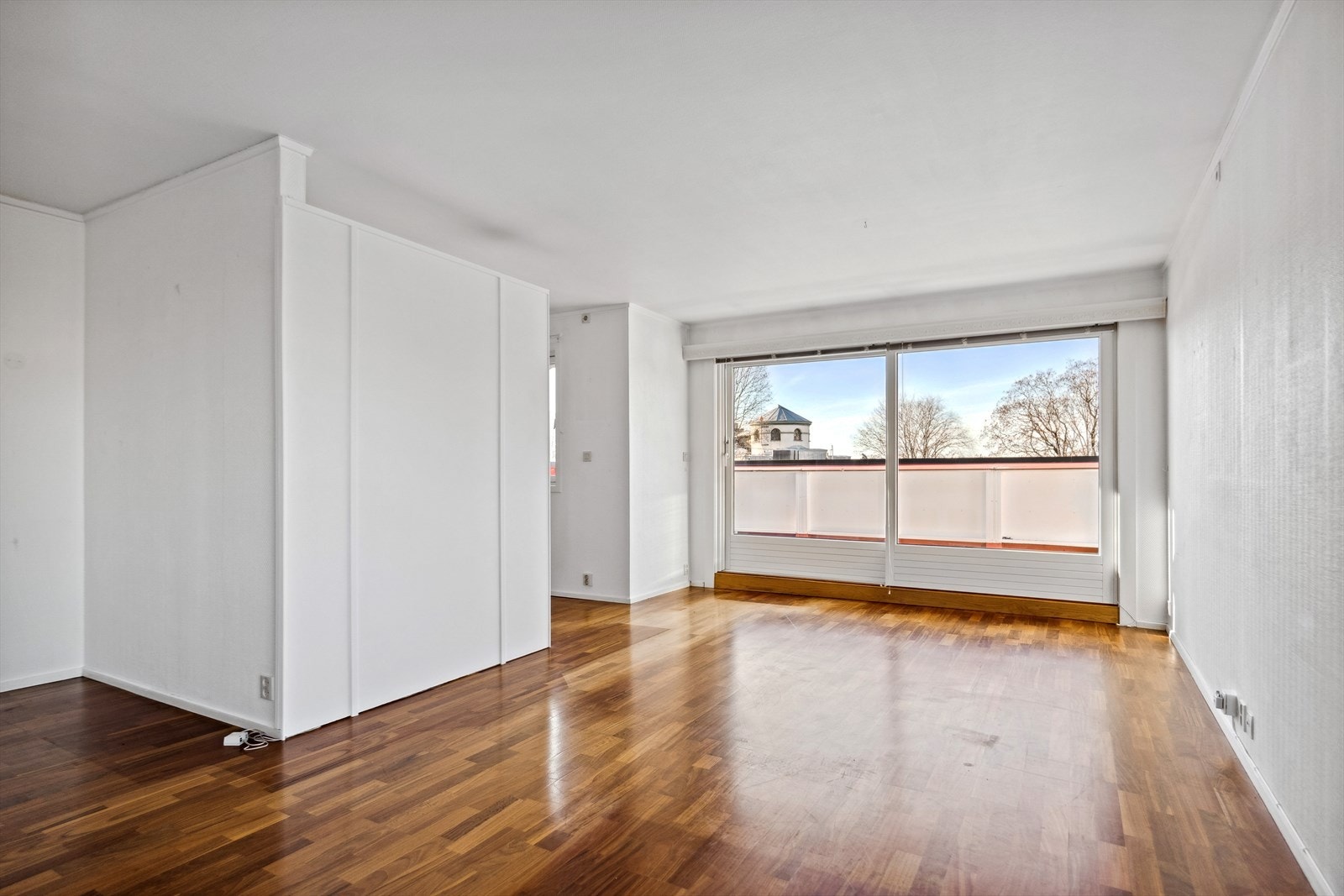 Velkommen til stuen! Et stort og åpent rom, med mange muligheter. Per i dag er det satt opp en lettvegg som skiller stuen og kjøkkenet, men det er også mulighet for å fjerne denne og skape en enda mer åpen stue- og kjøkkenløsning. Galleribilde