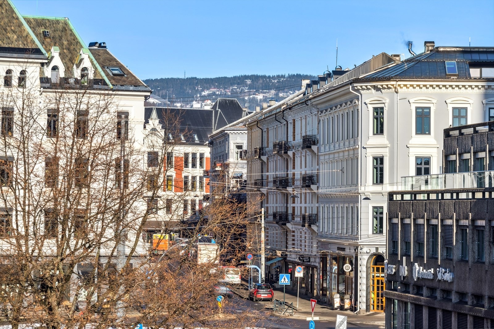 Kun et lite kvartal unna har du Solli plass, med sine kollektivmuligheter. Det er heller ikke langt til Nationaltheateret som er et knutepunkt for all kollektiv- og togtrafikk i Oslo. Galleribilde