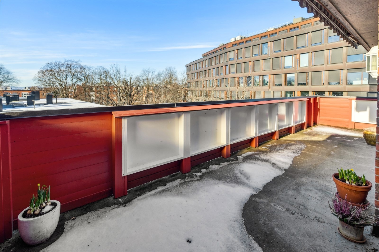 Leilighetens høydepunkt er den store takterrassen med sine 60 kvm. Her har du et fantastisk utsyn og gode solforhold! Galleribilde