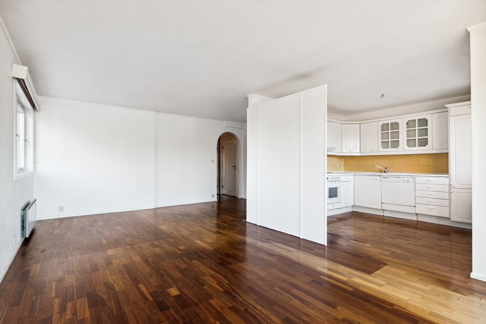 Det er parkett på alle gulv, bortsett fra bad, som er flislagt. Galleribilde