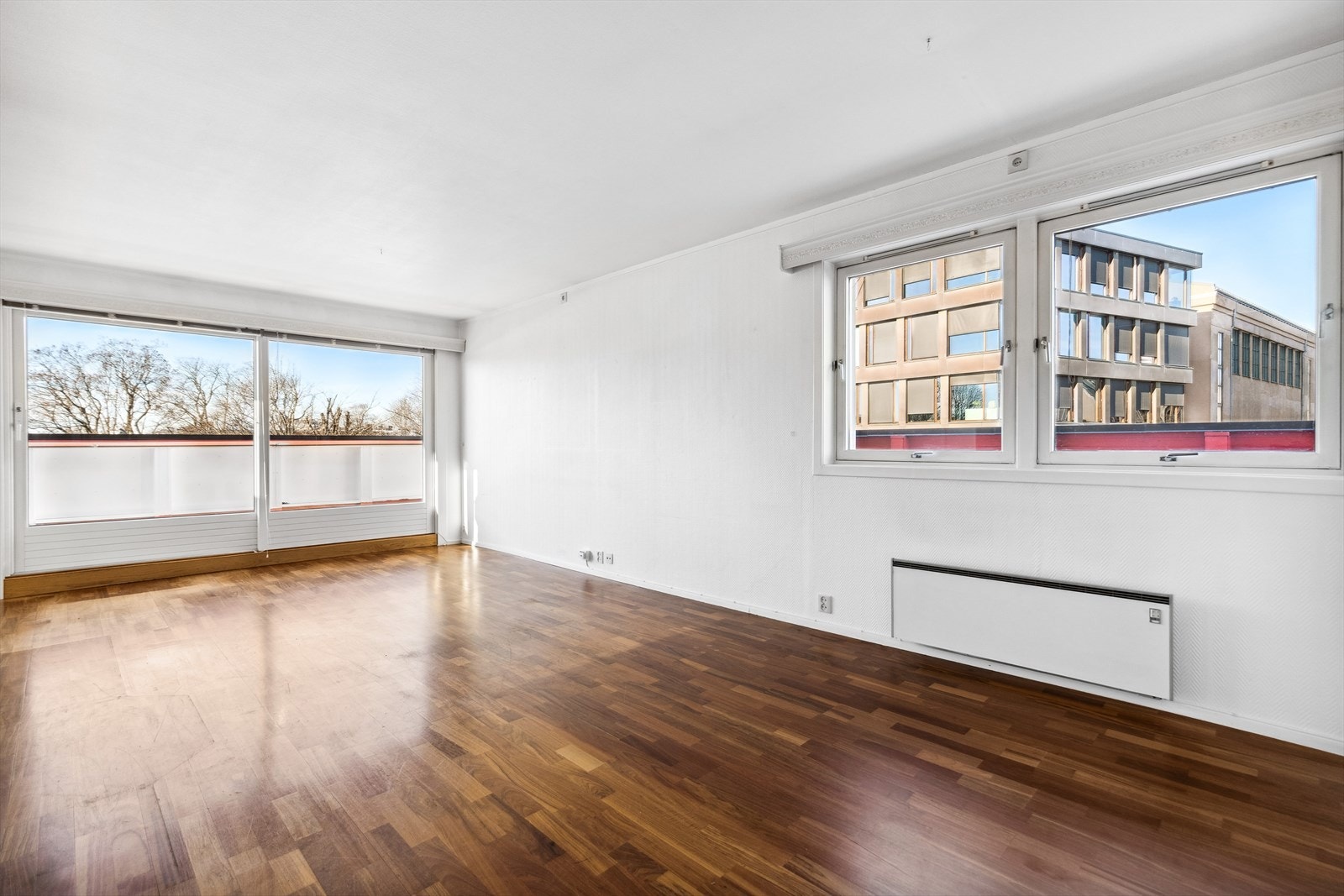 Leiligheten er gjennomgående og med store vinduer. Hele veien har du terrasse utenfor - en lys, luftig leilighet som åpner for masse utetid på terrassen! Galleribilde