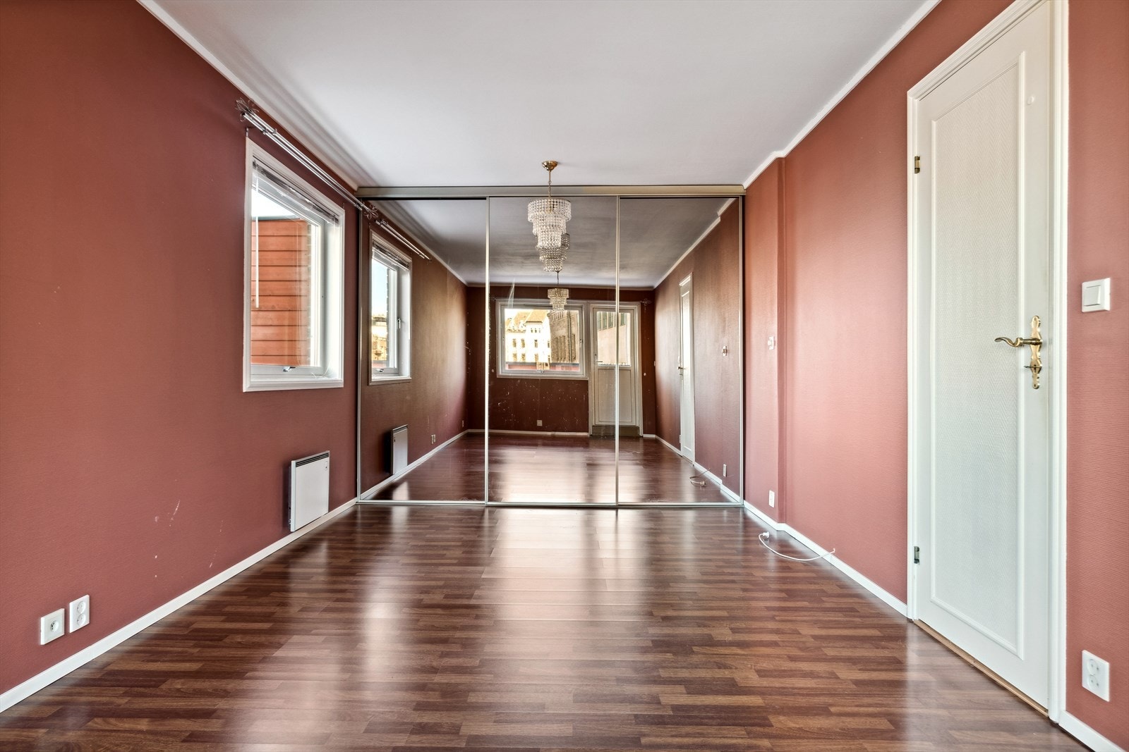 Soverommet er i dag innredet med en romslig garderobe i enden av rommet. Her har du mulighet både for å beholde det store soverommet slik leiligheten står i dag, eller å reetablere det tidligere soverommet. Galleribilde