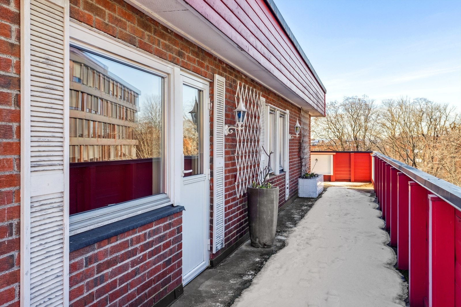 Med en såpass stor takterrasse er det mulighet for flere soner, slik at du får mest mulig soltid. Galleribilde