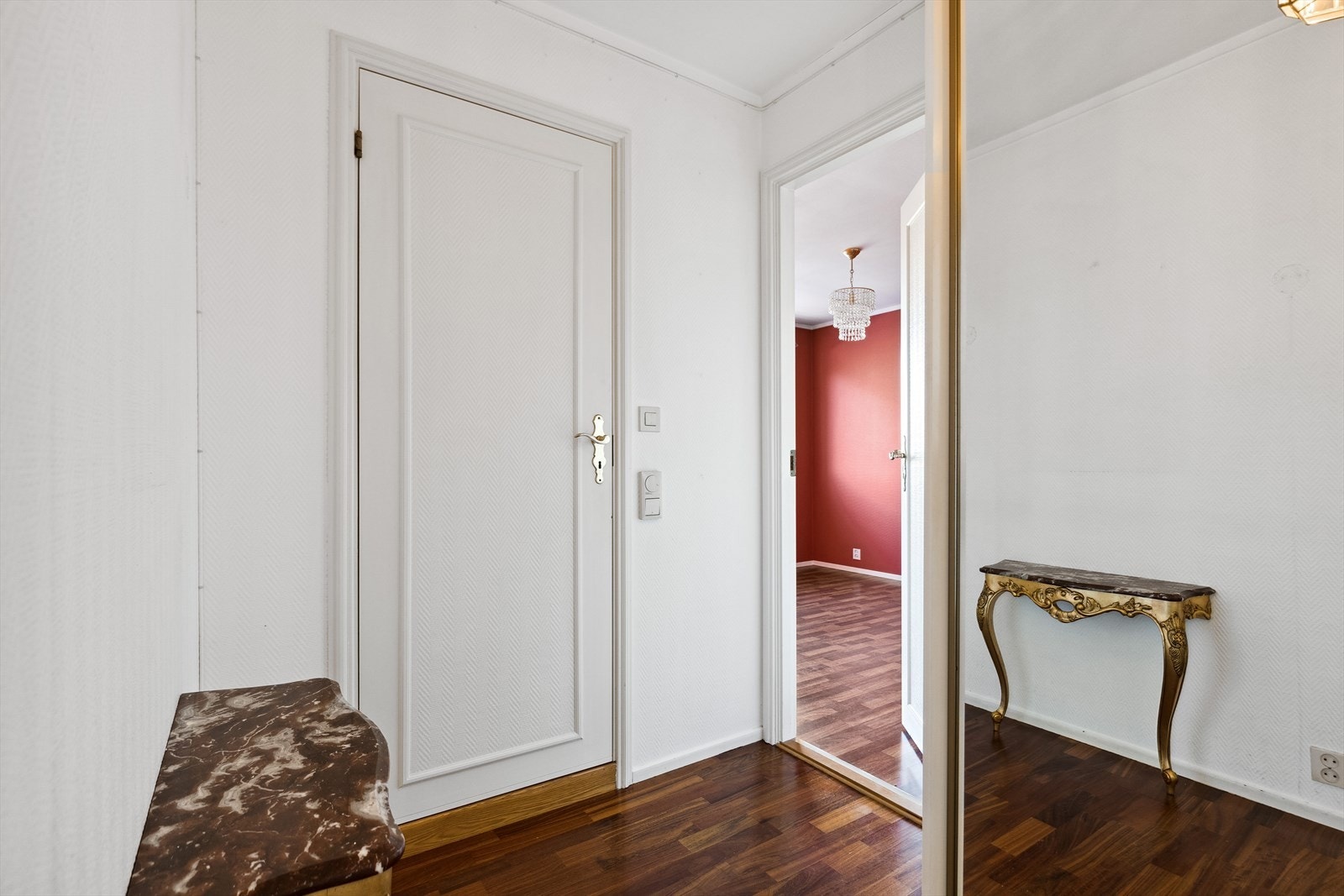 Leiligheten er fint løst planmessig, med entrèen slik at du har adkomst til alle leilighetens rom. Tidligere var det også inngang til det andre soverommet fra gangen. Der er det i dag etablert en skyvedørsgarderobe. Galleribilde