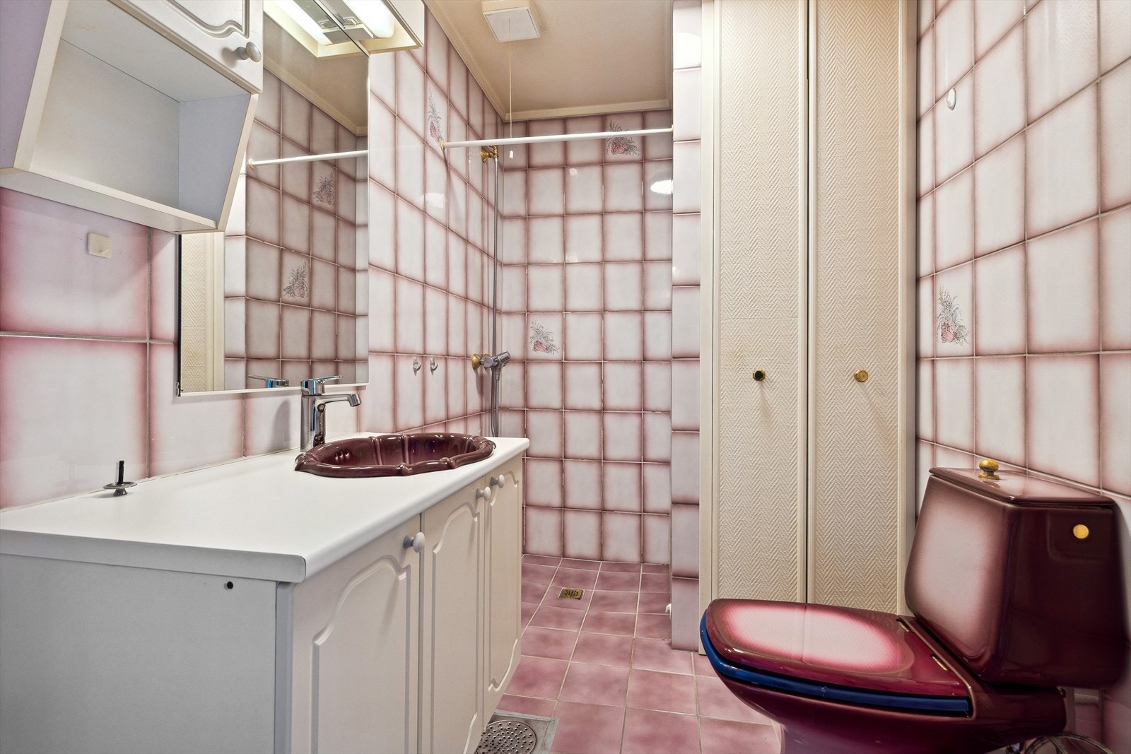 Badet har behov for modernisering, men har en fin størrelse som et flott utgangspunkt for drømmebadet! Galleribilde