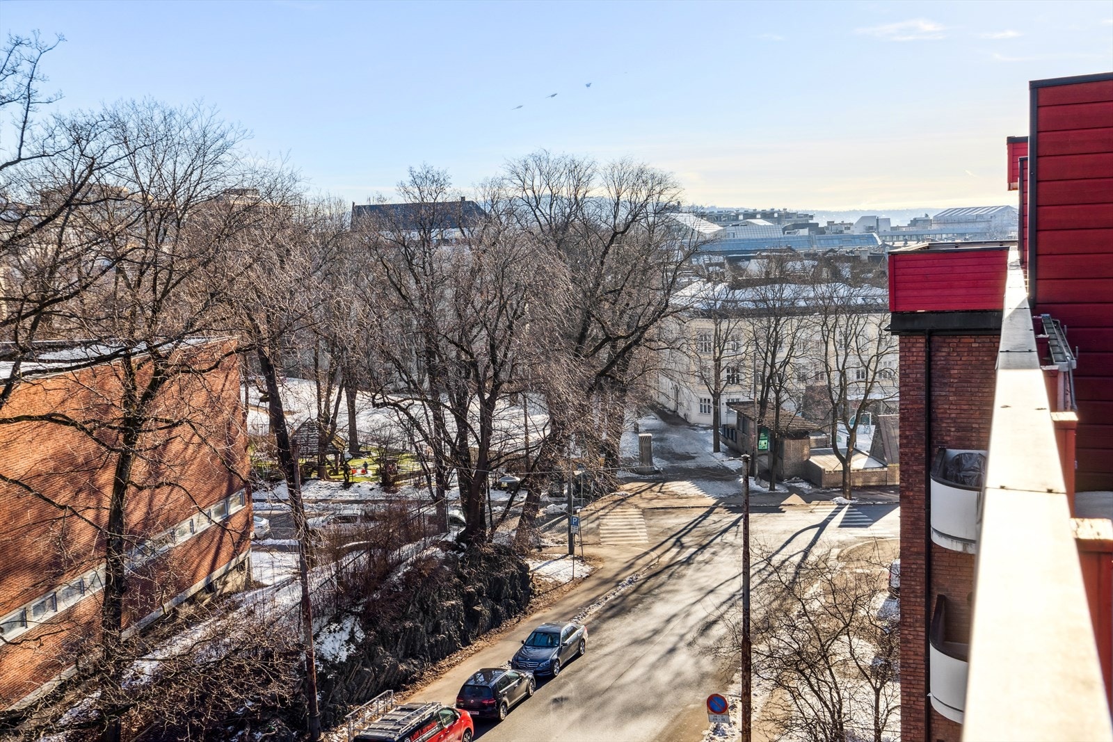 Leiligheten ligger svært sentralt til, der du både har Solli plass, Frogner, Skillebekk, Aker Brygge og Tjuvholmen i umiddelbar nærhet. Du har også et flust av matbutikker, restauranter og andre forretninger i gangavstand. Galleribilde