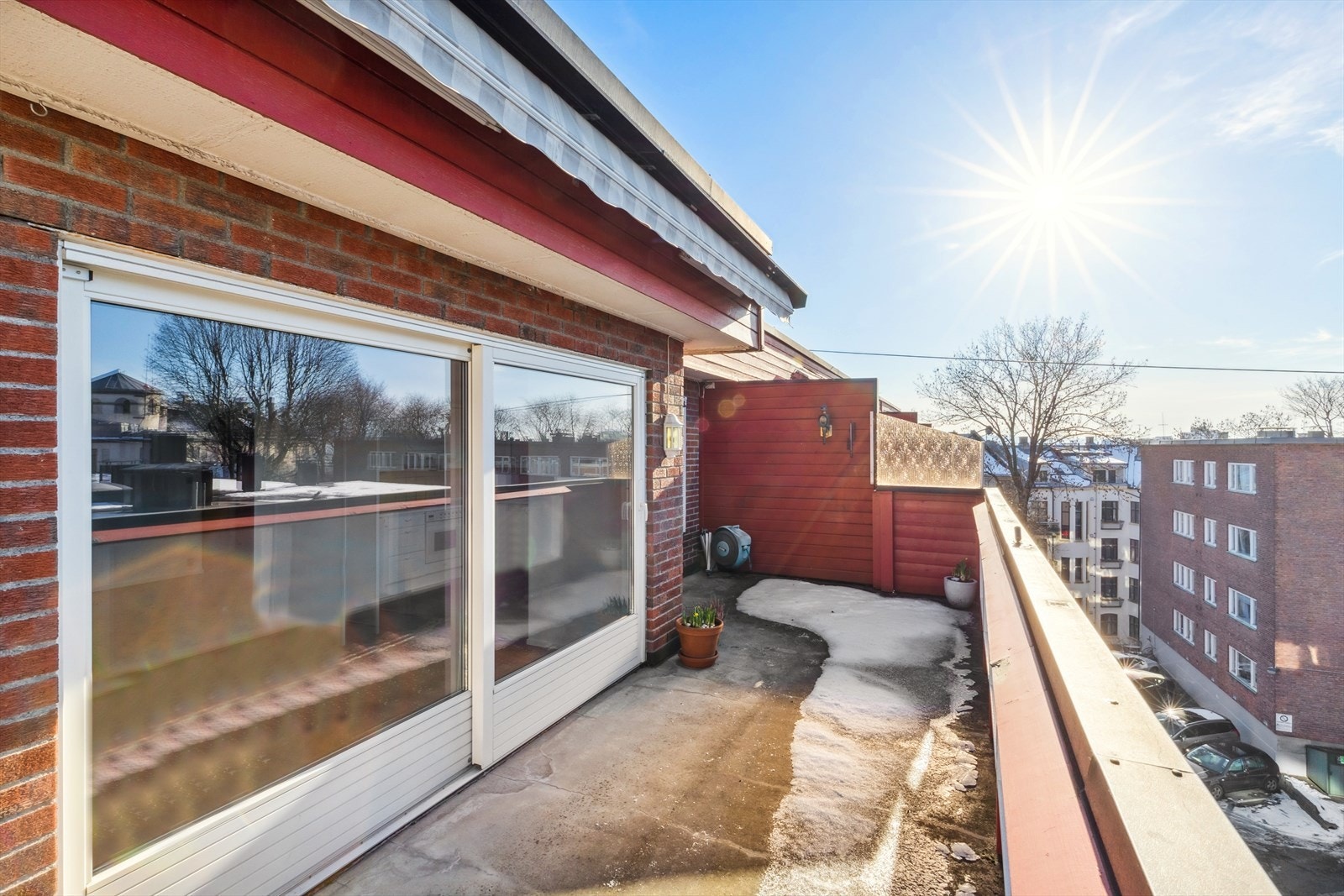 På sine 60 kvm er det god plass til både grill, sittegruppe og sofagruppe. Galleribilde