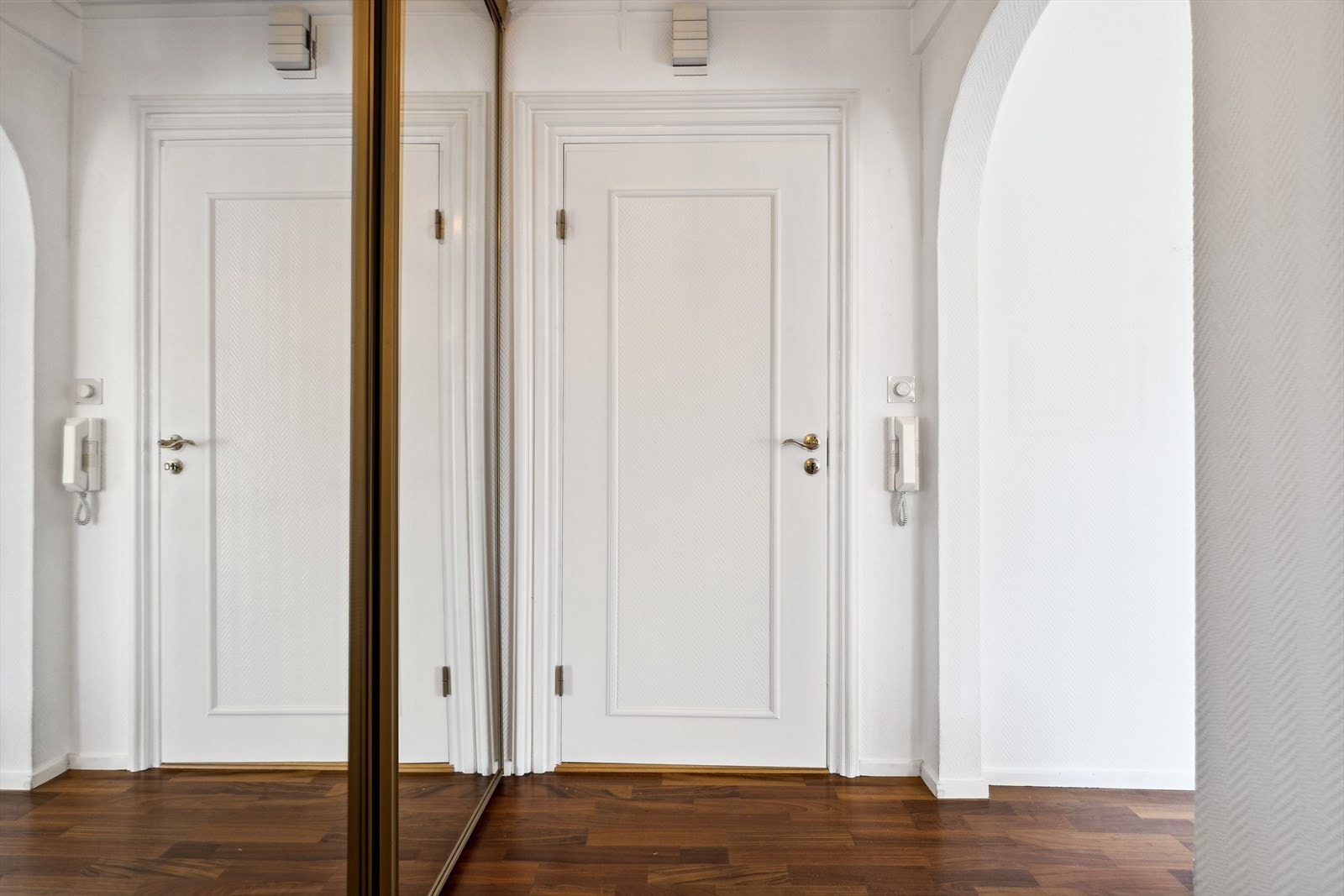 Velkommen inn! Leiligheten har også en pen entrè, med god plass til å henge av seg. Her er det også inngang til leilighetens stue, soverom og bad. Galleribilde